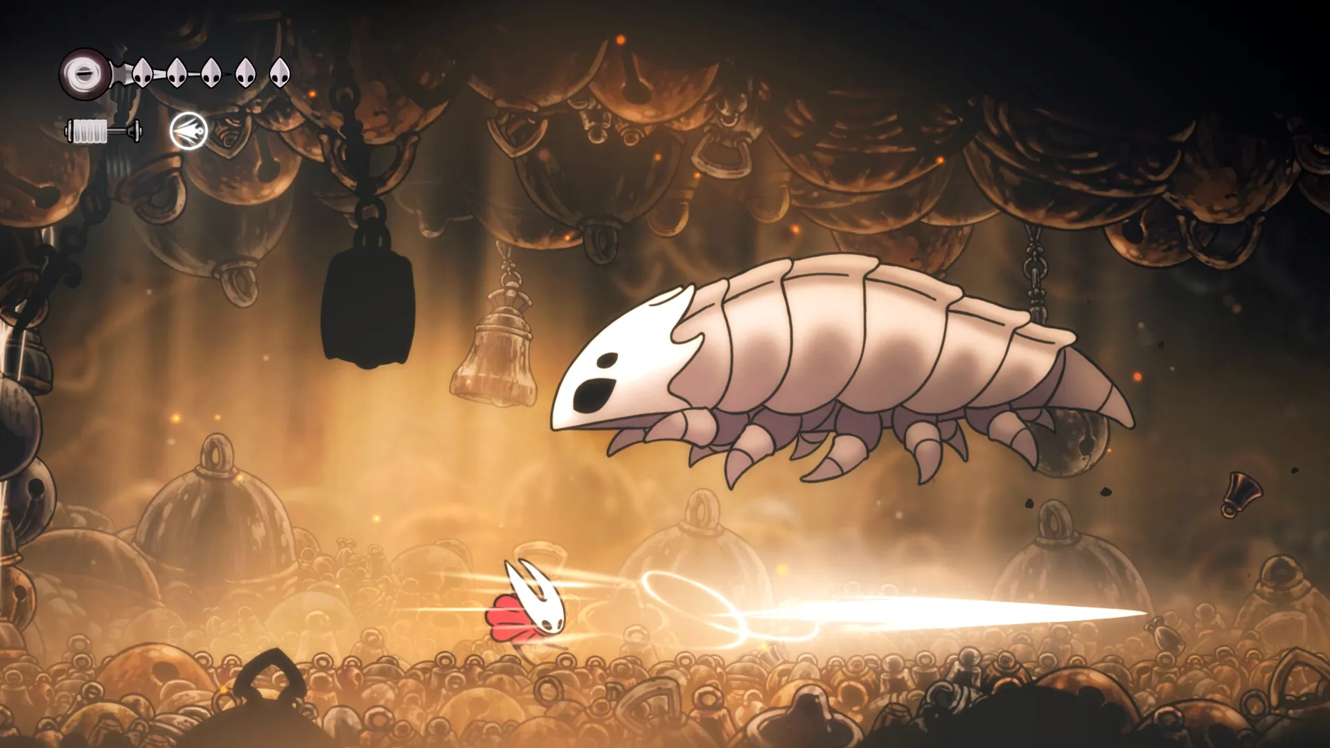 Hollow Knight : Silksong, une salle immense tapissée de cloches dorées où Hornet évolue face à une créature géante : visuel promotionnel officiel