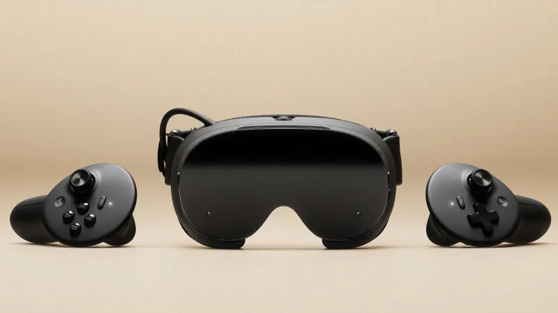 Le casque Steam Frame de Valve posé entre ses deux manettes sur fond beige