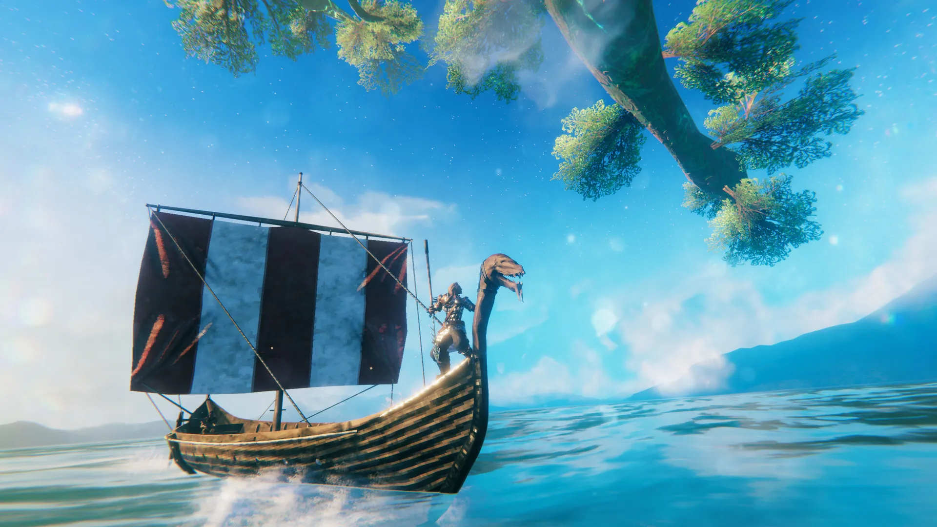 Valheim : un drakkar à voile rayée et proue de dragon fend une eau bleue, un guerrier debout à l'avant, sous les branches d'un arbre gigantesque