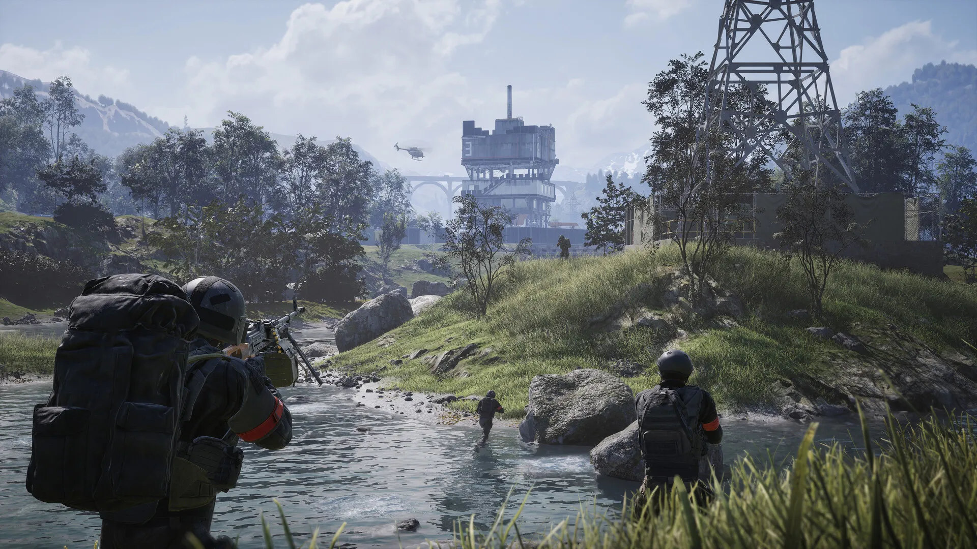 Des soldats de WARDOGS progressent dans un cours d'eau devant un complexe industriel, hélicoptère au-dessus d'eux